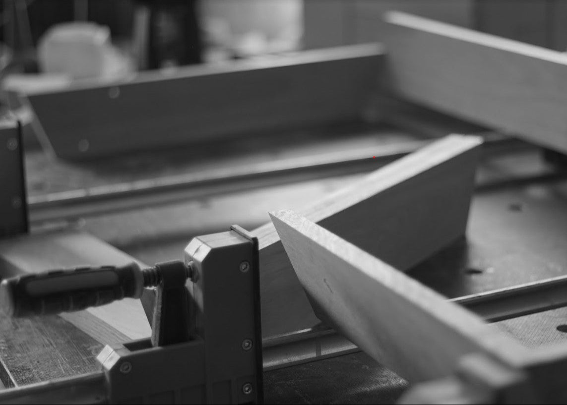 Close-up of a kunsst desk manufacturing proces on a workshop table